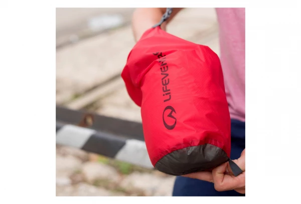 Sac Étanche Lifeventure Ultralight 2L Rouge 4 Sac Étanche Lifeventure Ultralight 2L Rouge – Image 2